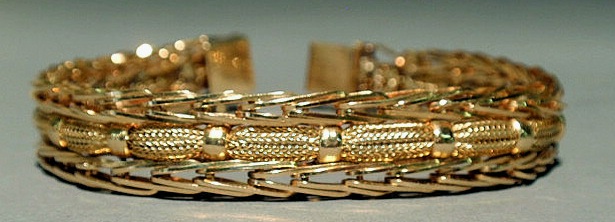 Appraisal: Ladies k yellow gold bracelet V link and mesh l