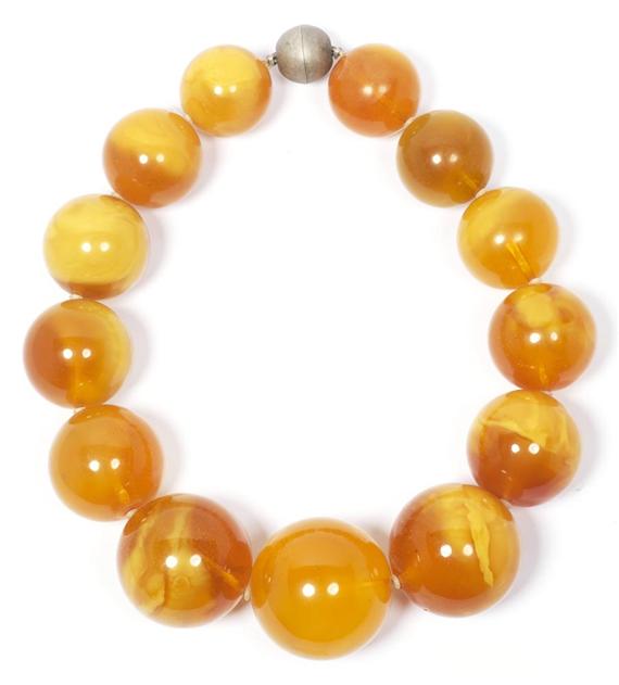 Appraisal: AMBER NECKLACE VONR TI DESIGN Clasp in silver Decorative necklace