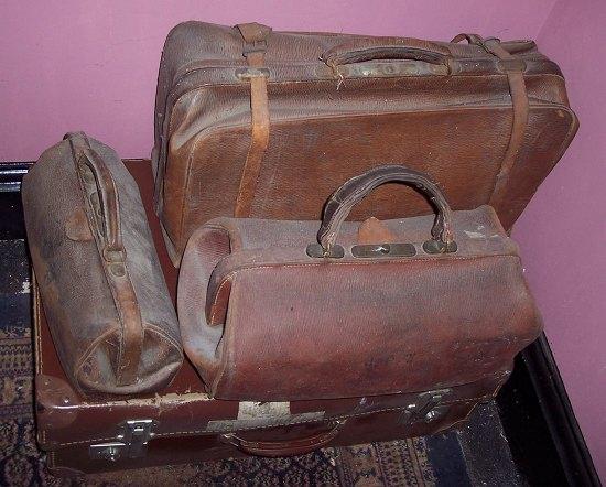 Appraisal: A Gladstone type bag and sundry leather luggage