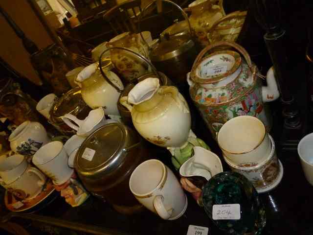 Appraisal: A QUANTITY OF CHINA AND GLASS to include a famille