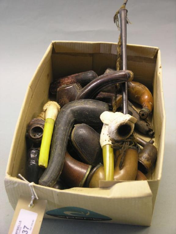 Appraisal: A collection of th century and later smoker's pipes -