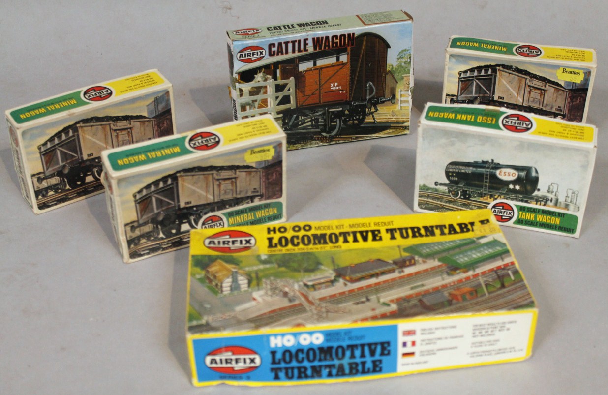 Appraisal: Various Airfix HO OO-gauge model kits to include locomotive turntable