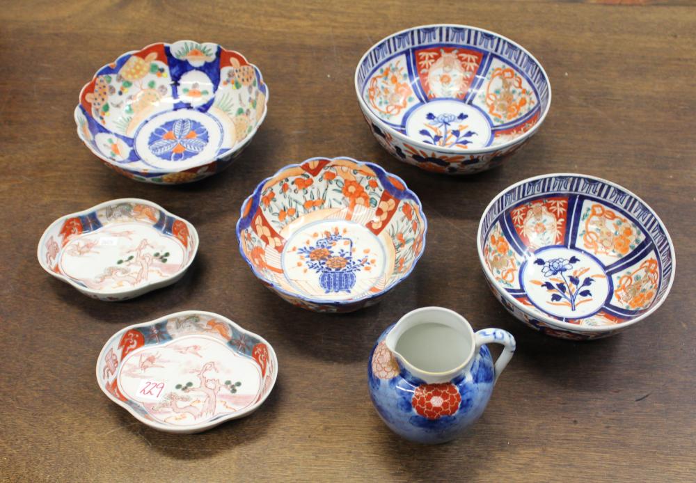 Appraisal: SEVEN IMARI PORCELAIN TABLEWARE ITEMS comprised of circular bowls to