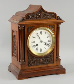 Appraisal: Early th century walnut mantel clock twin train movement striking