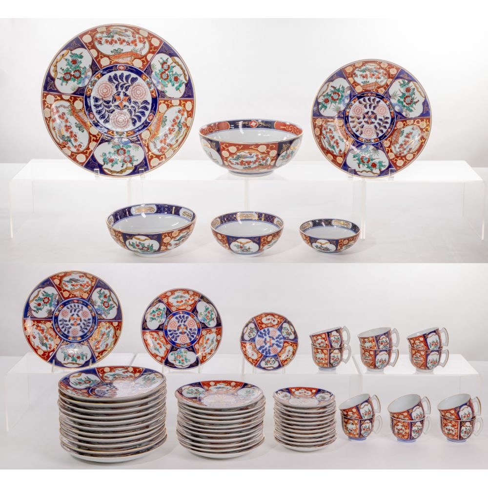 Appraisal: JAPANESE GOLD IMARI TABLEWARE pieces including -inch dinner plates -inch