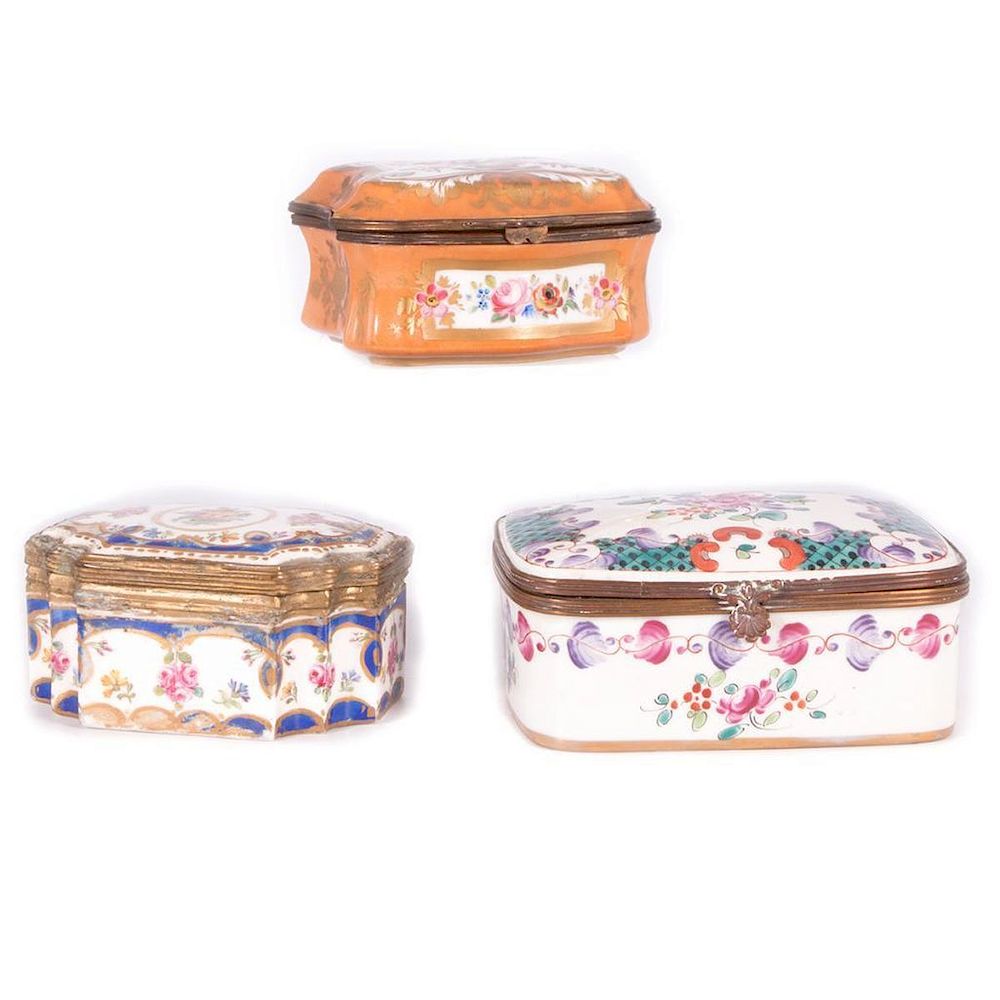 Appraisal: Three th century enameled porcelain boxes An early th century