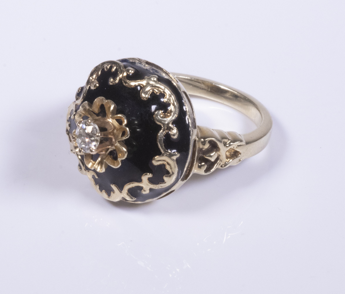 Appraisal: LADIES K GOLD AND BLACK ENAMEL RING Set with a