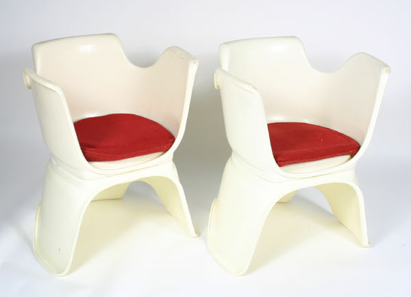 Appraisal: Pair mod modern Italian molded plastic tub chairs of two