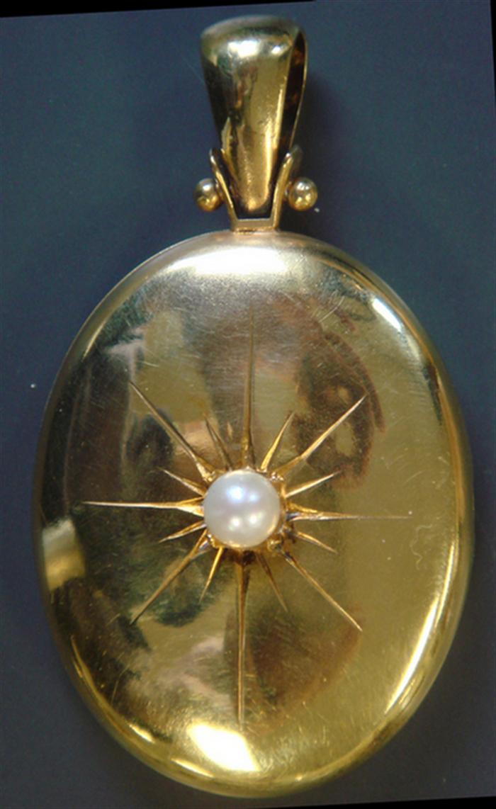 Appraisal: K yg Locket Pendant Decorated with a mm pearl overall