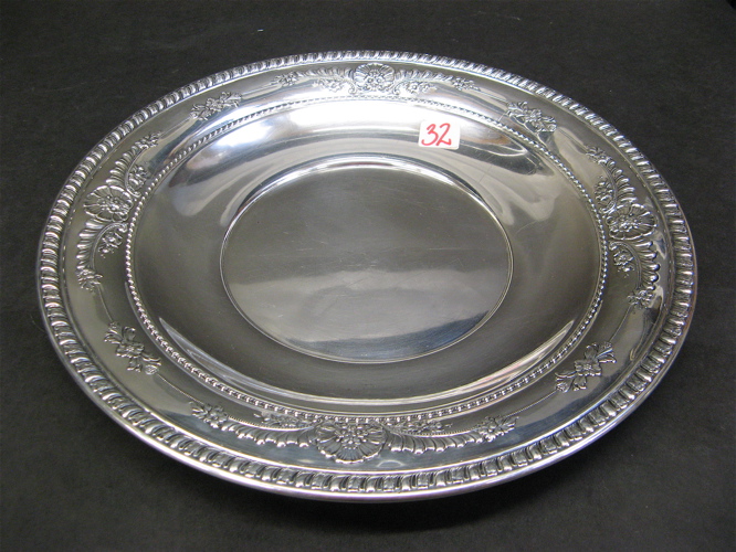 Appraisal: A ROUND WALLACE STERLING SILVER DISH SERVING TRAY having a