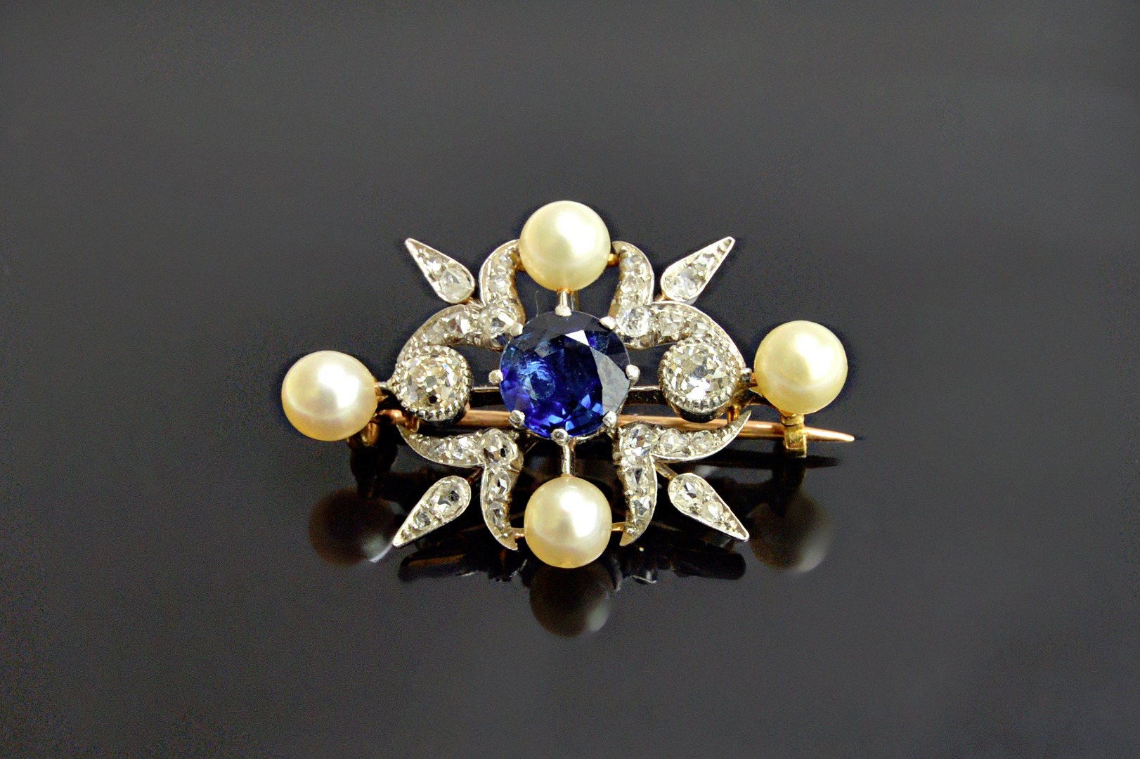 Appraisal: A sapphire diamond and cultured pearl brooch claw set with