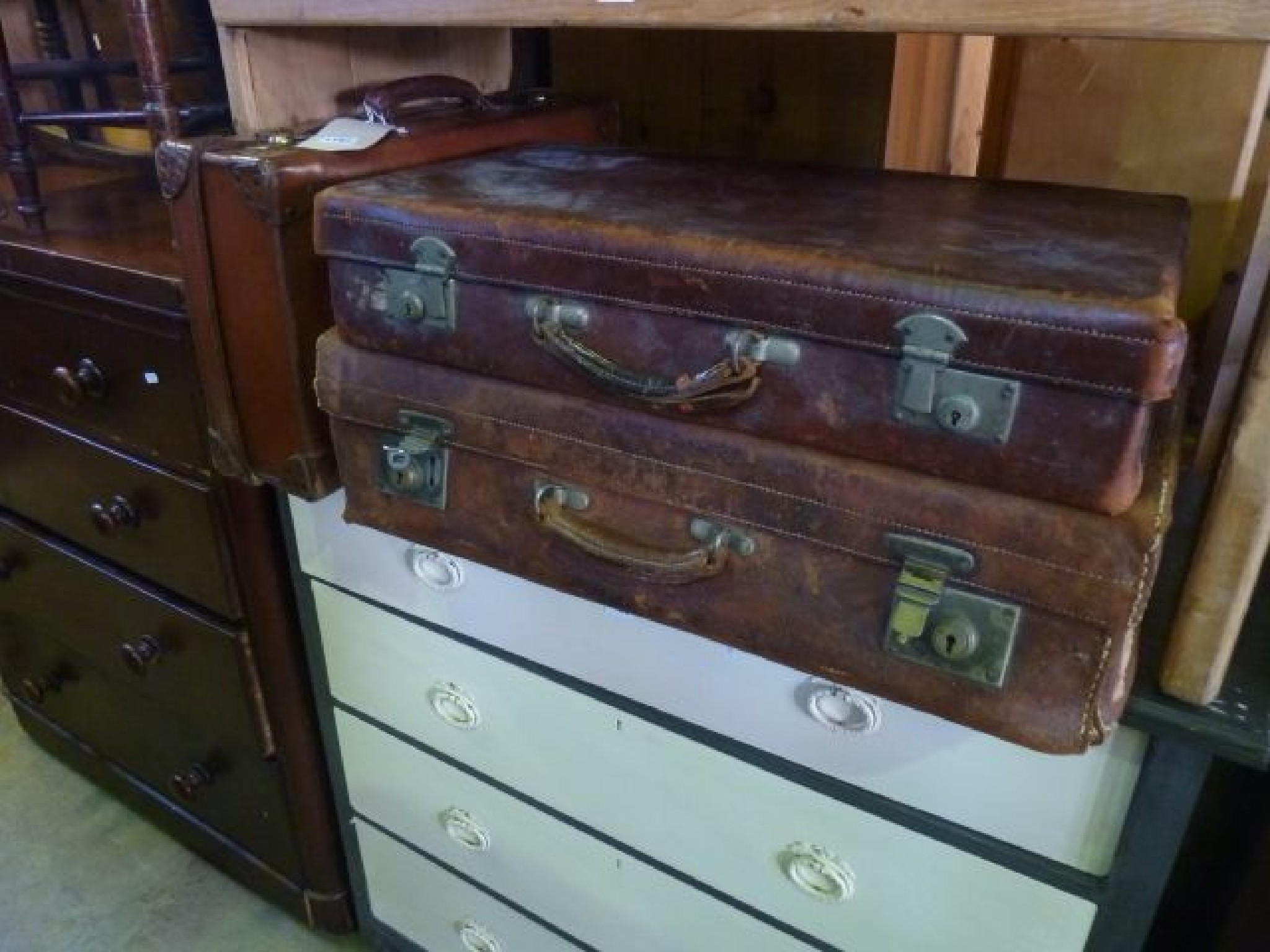 Appraisal: A good quality tan leather suitcase with brass fittings together