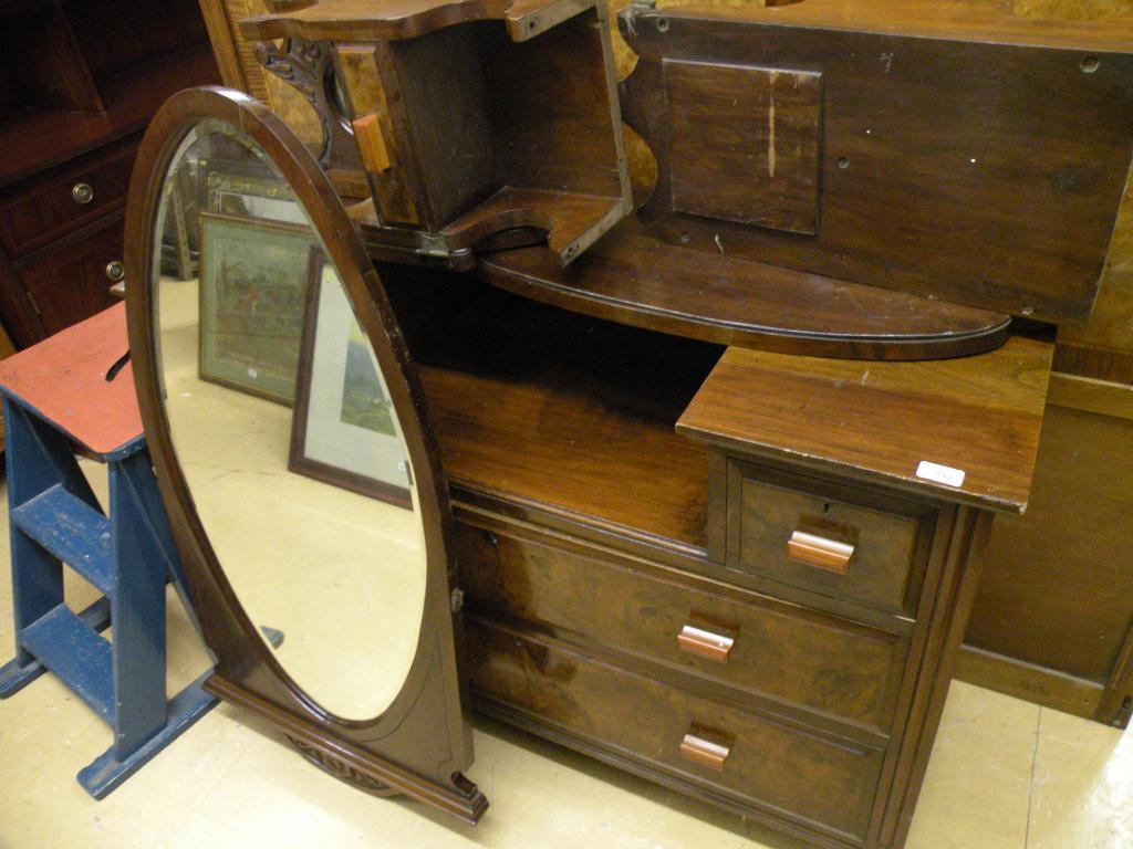 Appraisal: An Edwardian walnut dressing chest