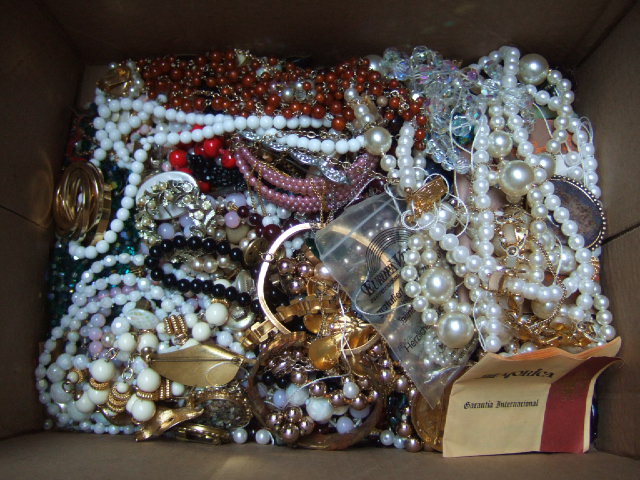 Appraisal: A collection of costume jewellery including imitation pearls bead and