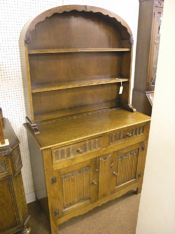 Appraisal: A medium oak Welsh dresser with domed two shelf plate