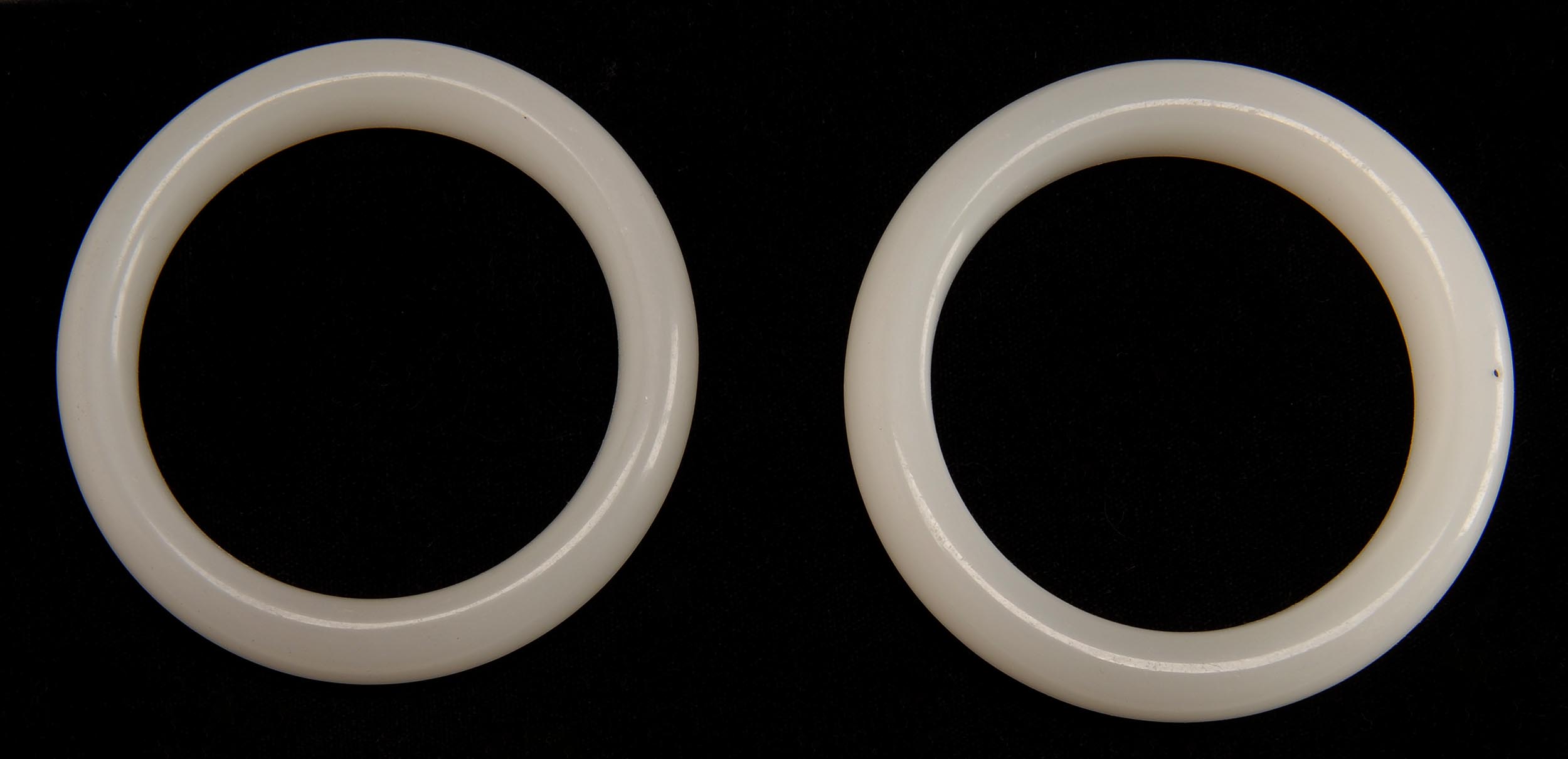 Appraisal: PAIR OF WHITE JADE BANGLE BRACELETS Exterior diameter cm interior