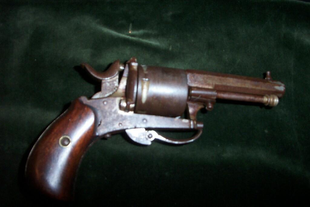 Appraisal: A small th century pistol with revolving chamber -