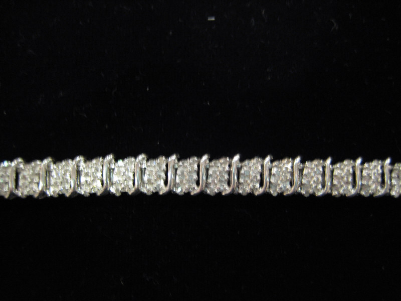 Appraisal: DIAMOND BRACELET k white gold bracelet with two hundred sixty-four