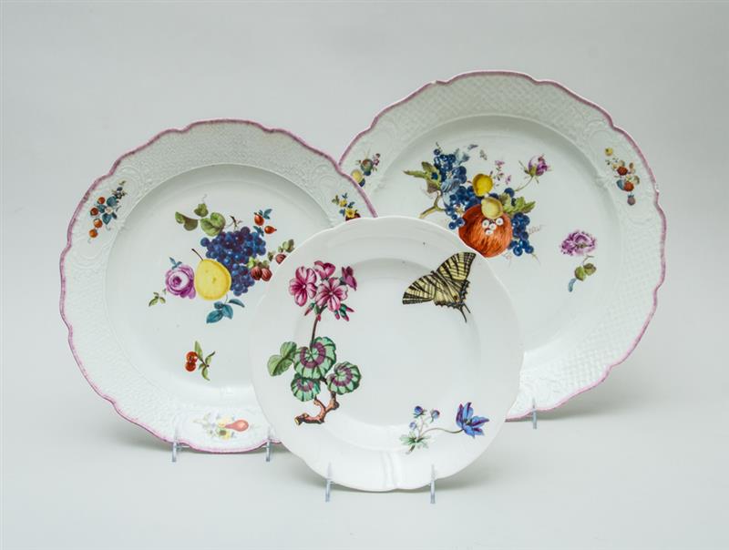 Appraisal: PAIR OF MEISSEN PORCELAIN PLATTERS Each with underglaze blue crossed