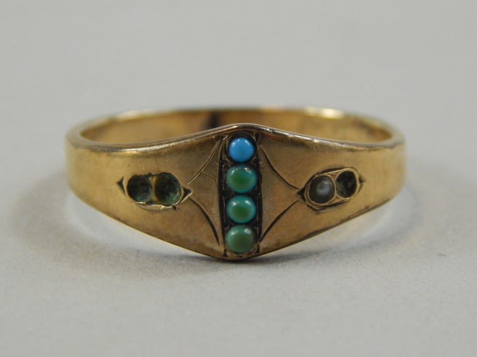 Appraisal: A turquoise set dress ring with seed pearl decoration missing