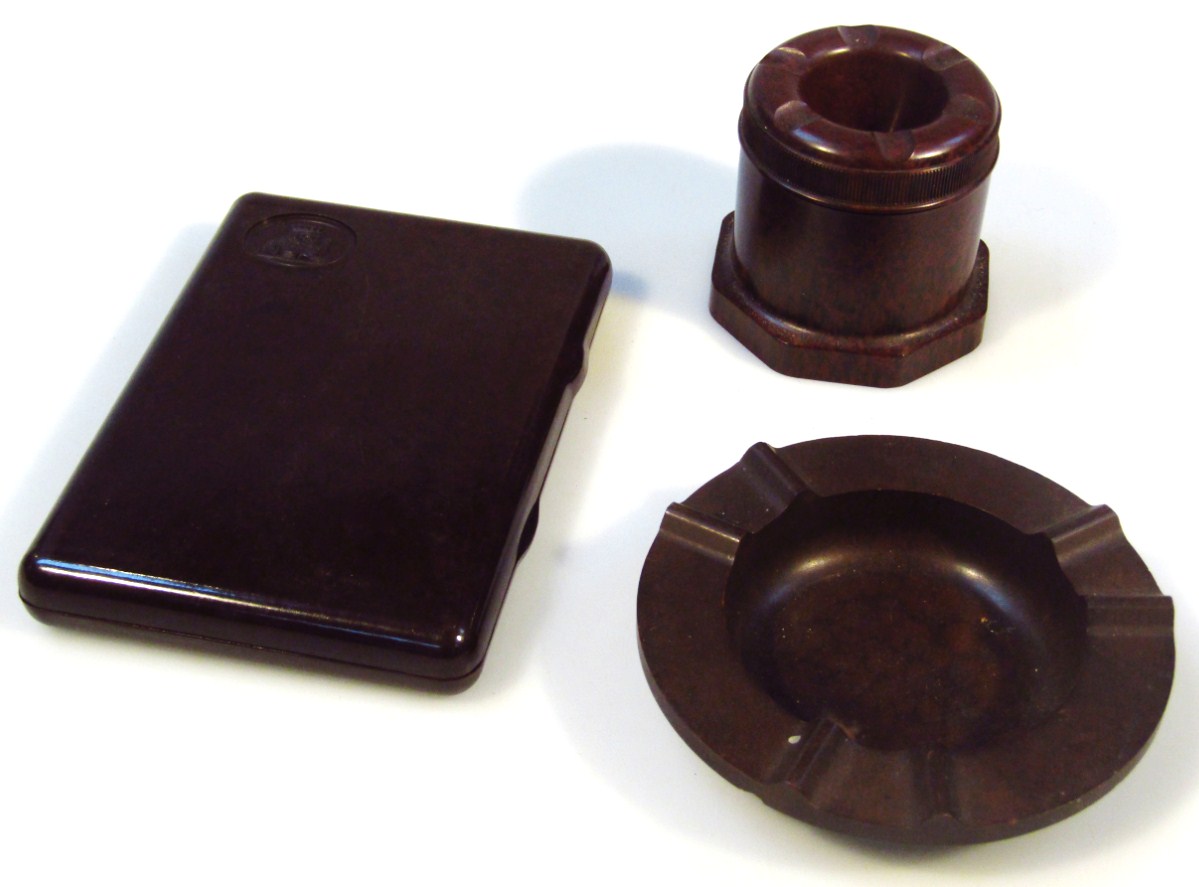 Appraisal: Various early thC Bakelite comprising an ashtray of shaped circular