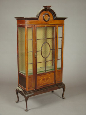 Appraisal: An Edwardian mahogany and line inlaid display cabinet the arched