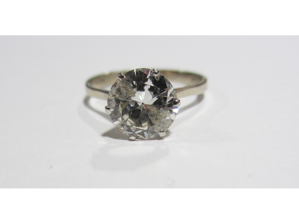 Appraisal: An eighteen carat white gold diamond solitaire ring with round