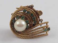 Appraisal: A carat gold pearl clasp set with emeralds and a