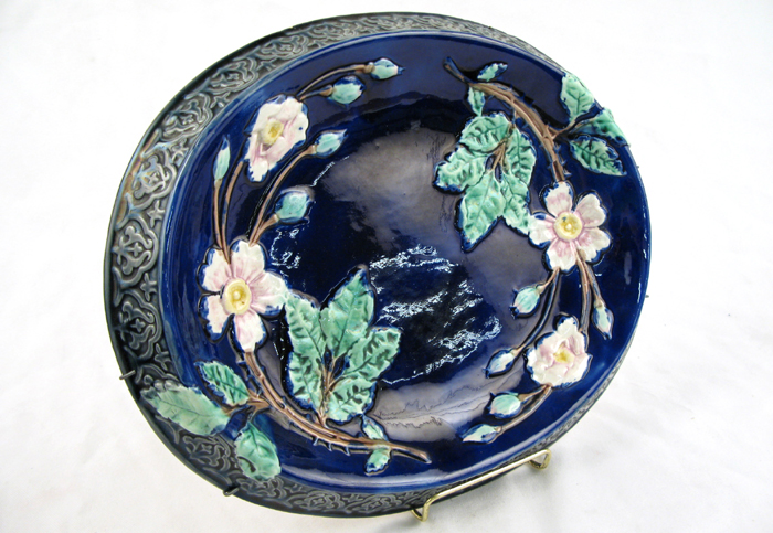 Appraisal: A MAJOLICA GLAZED POTTERY OVAL PLAQUE DISH The shallow dish