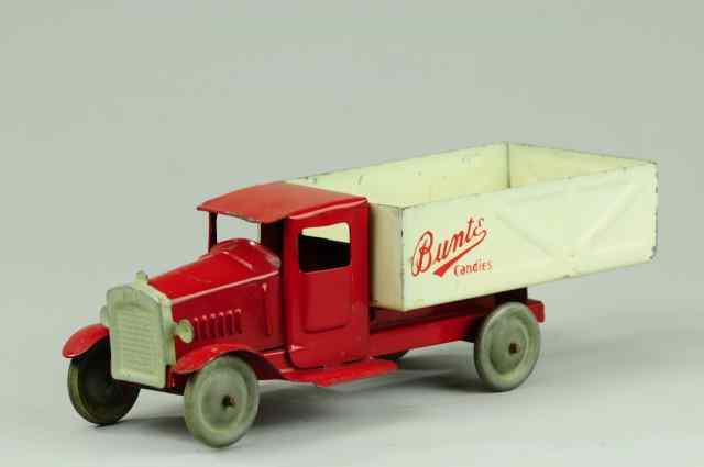 Appraisal: METALCRAFT ''BUNTE'' CANDIES TRUCK Pressed steel enclosed red cab with