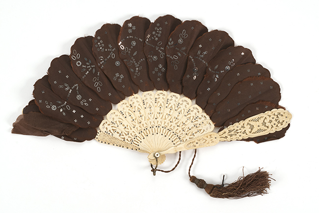 Appraisal: BROWN SILK AND BONE JENNY LIND FAN Late th CenturyBrown