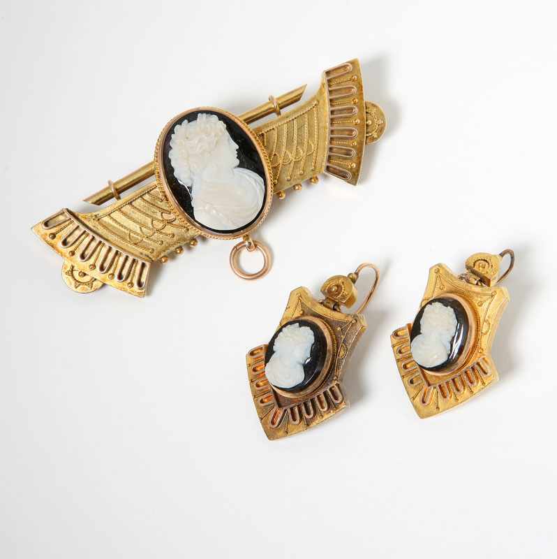 Appraisal: Circa cameo set tested K yellow gold brooch and earrings