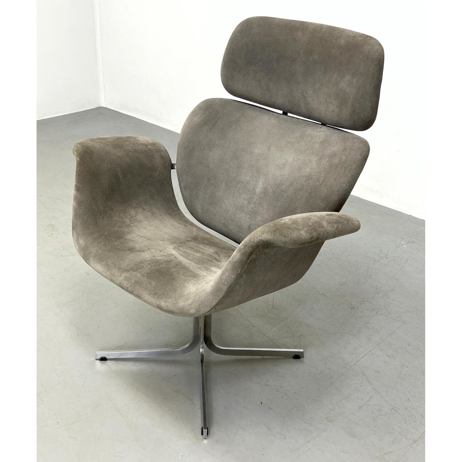 Appraisal: Pierre Paulin Tulip Lounge Chair by Artifort Chrome base Gray