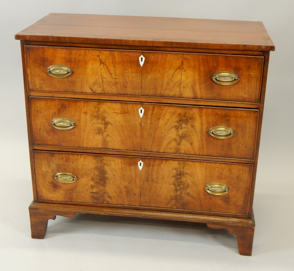 Appraisal: An early thC mahogany chest of drawers the top with