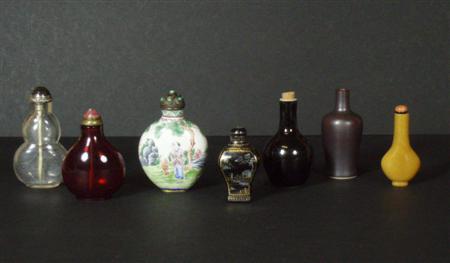 Appraisal: A Chinese black and gilt lac burgaute snuff bottle and