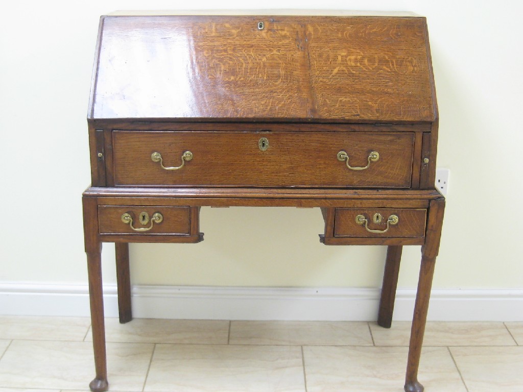 Appraisal: An antique oak Bureau with interior pigeon holes and small