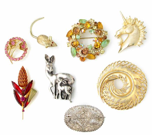 Appraisal: A large collection of costume jewelry brooches