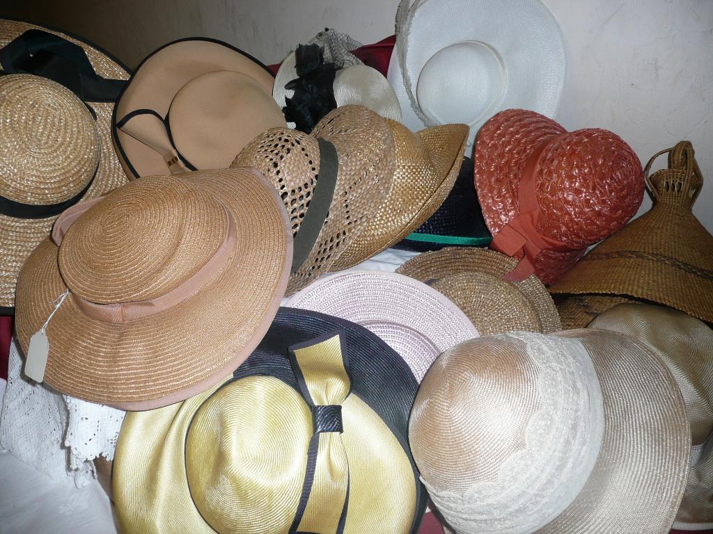 Appraisal: A good quantity of ladies summer hats in various styles