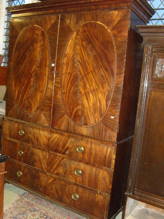 Appraisal: A Regency mahogany linen press the upper section enclosed by