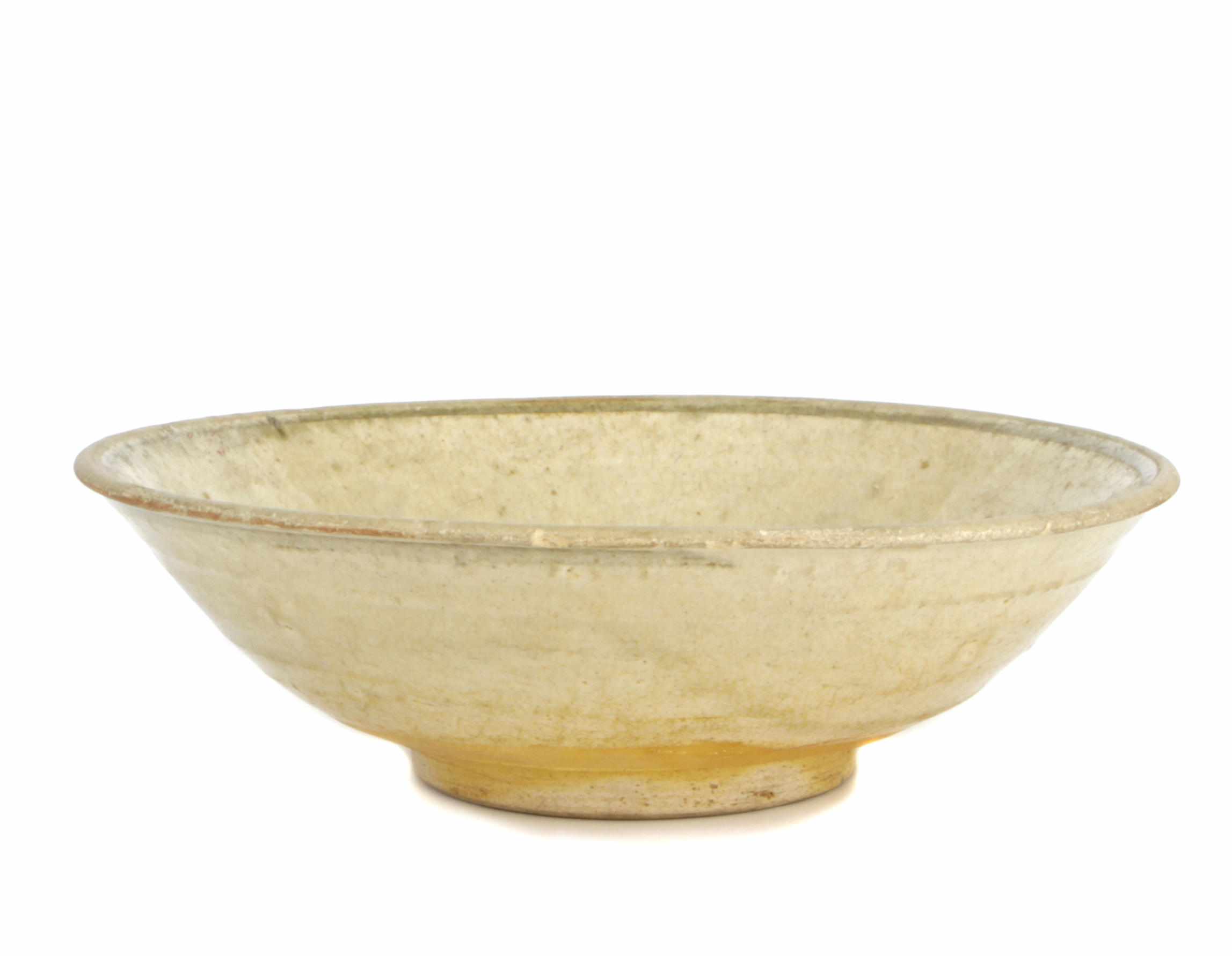 Appraisal: An Anamese bowl miniature jarlet and a miniature covered box