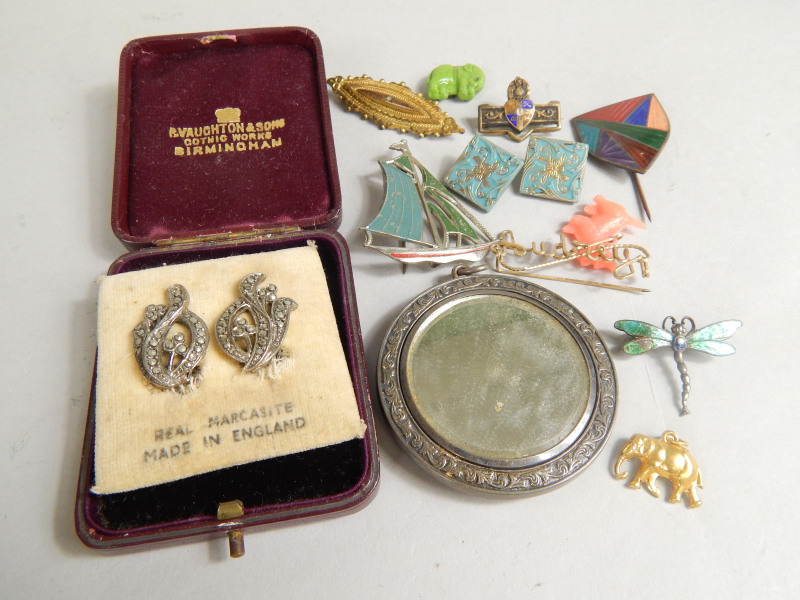 Appraisal: Various jewellery brooches etc to include enamel shield shape brooch