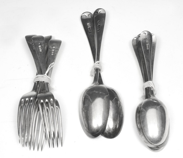 Appraisal: A SILVER CANTEEN OF DESSERT CUTLERY TO INCLUDE six spoons