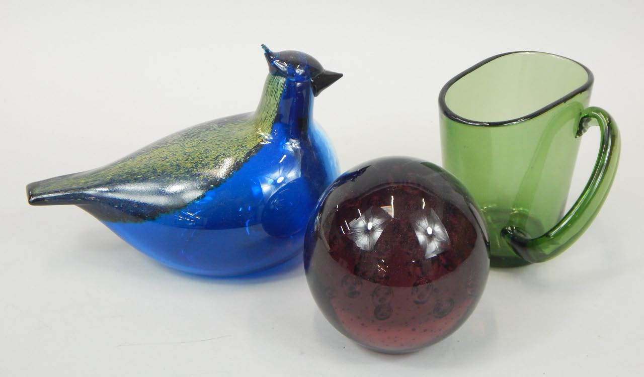 Appraisal: Three items of Art Glass a bird signed O Toikka