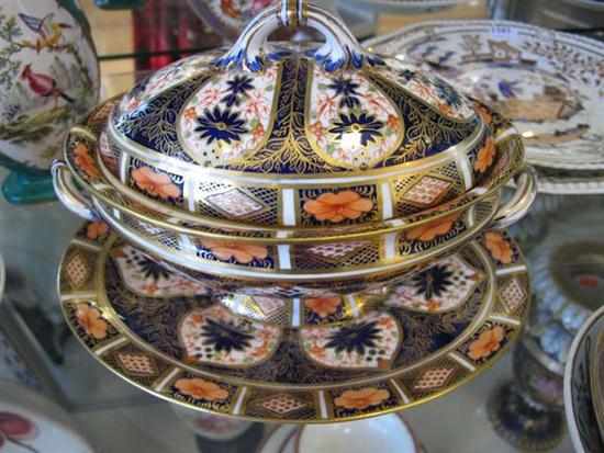 Appraisal: VICTORIAN DERBY IMARI SAUCE TUREEN WITH UNDERPLATE CHIPS