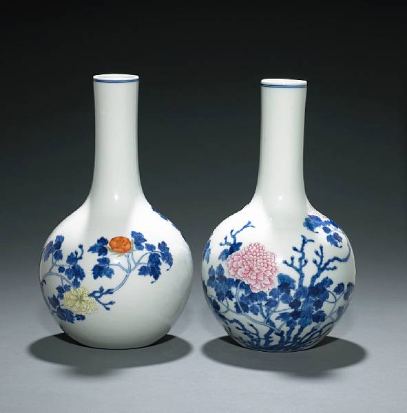 Appraisal: A pair of underglaze blue and famille rose enameled vases