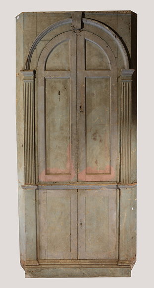 Appraisal: A GEORGE III BLUE PAINTED PINE CORNER CUPBOARD the arched