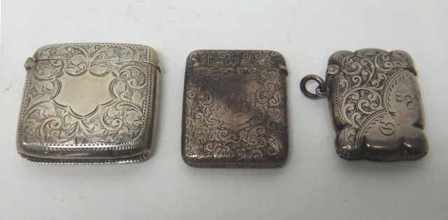 Appraisal: A silver curved rectangular vesta case with feathered scroll engraved