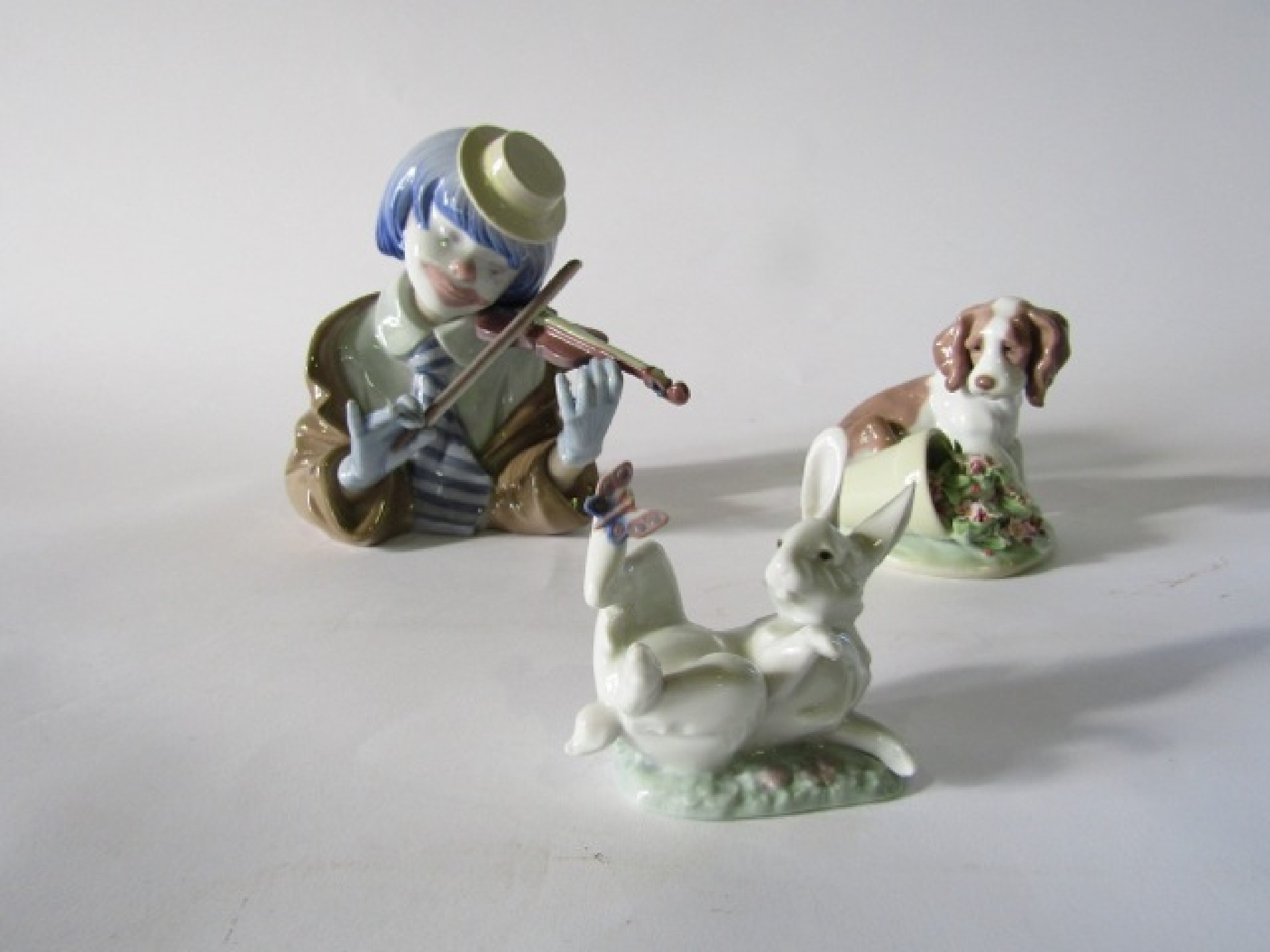 Appraisal: A Lladro Daisa half-length figure of a clown violinist together