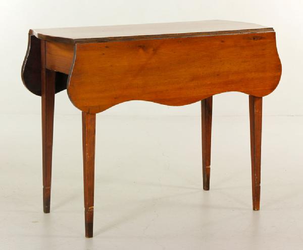 Appraisal: - Hepplewhite Mahogany Drop Leaf Table Hepplewhite drop leaf table