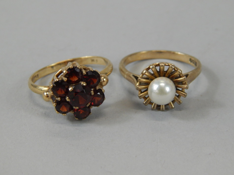 Appraisal: Two ladies dress rings comprising a floral claw set example